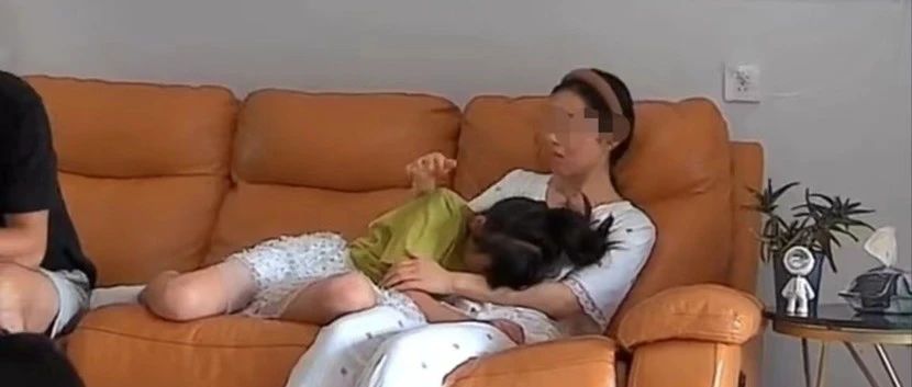 安徽一段家庭监控视频流出，有毒的父母，正在将孩子越推越远
