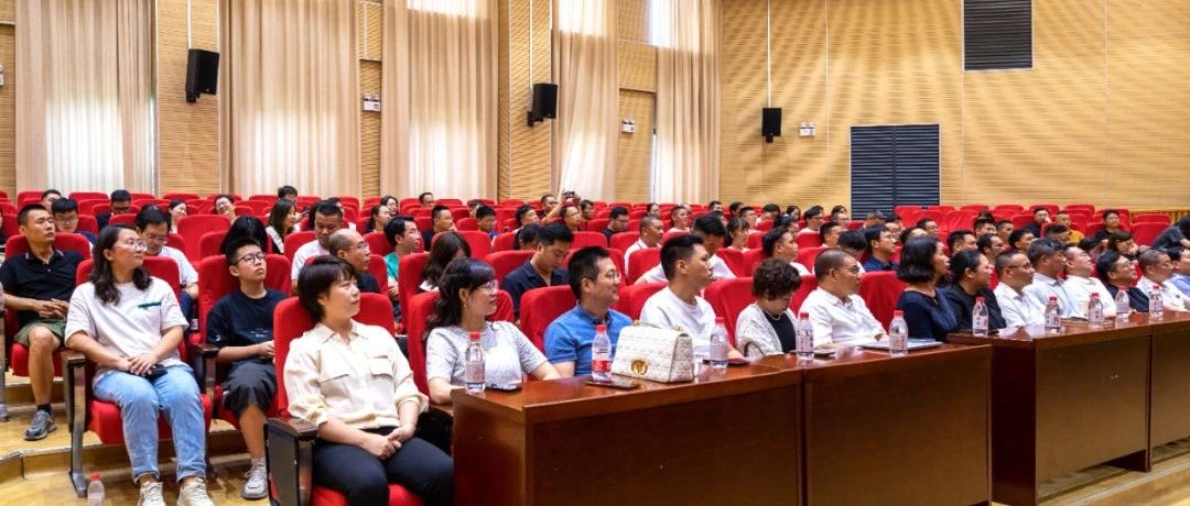 8月19日姜岩博士受邀在浙江大学台州研究院为台州的企业家分享“颠覆与创新”主题演讲