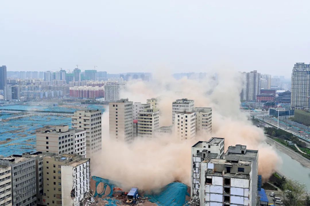 2021年3月19日,河南郑州市,陈砦村的几栋高楼被爆破。图/IC