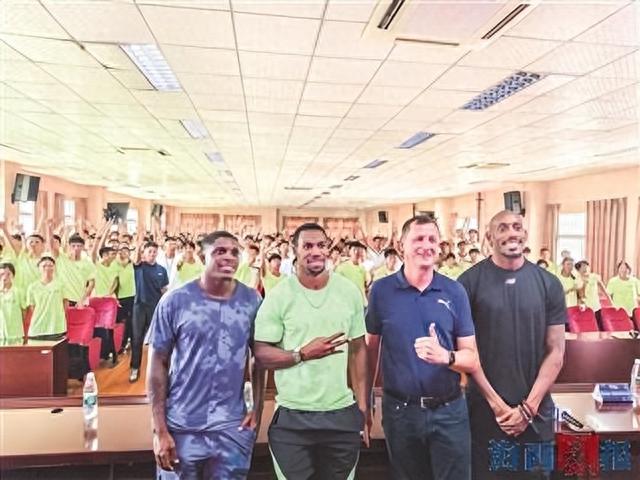 活动现场,世界名将与新店中学学生合影留念。记者 陈丽 摄