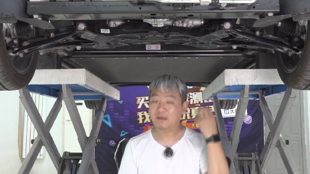 这辆比亚迪海鸥的底盘比较简单……