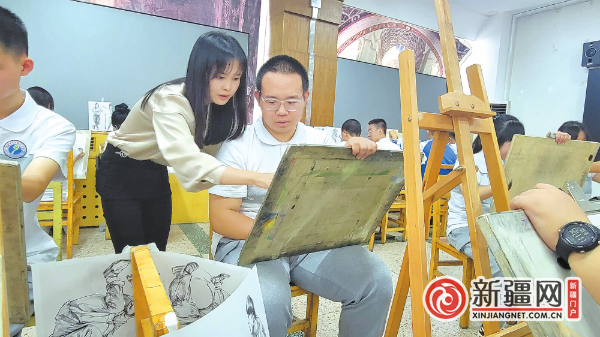 图为8月30日上午,在市第9中学的画室里,专业班学生正在老师的指导下上美术课。(全媒体记者牟敏摄)