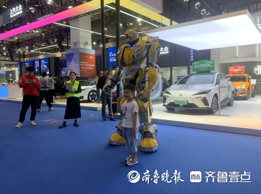 齐鲁国际车展上表演精彩纷呈，工作人员现场“变身”