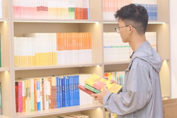 不讓新生為大學學費犯愁,華東理工把“綠色通道”送上門 - 新浪香港