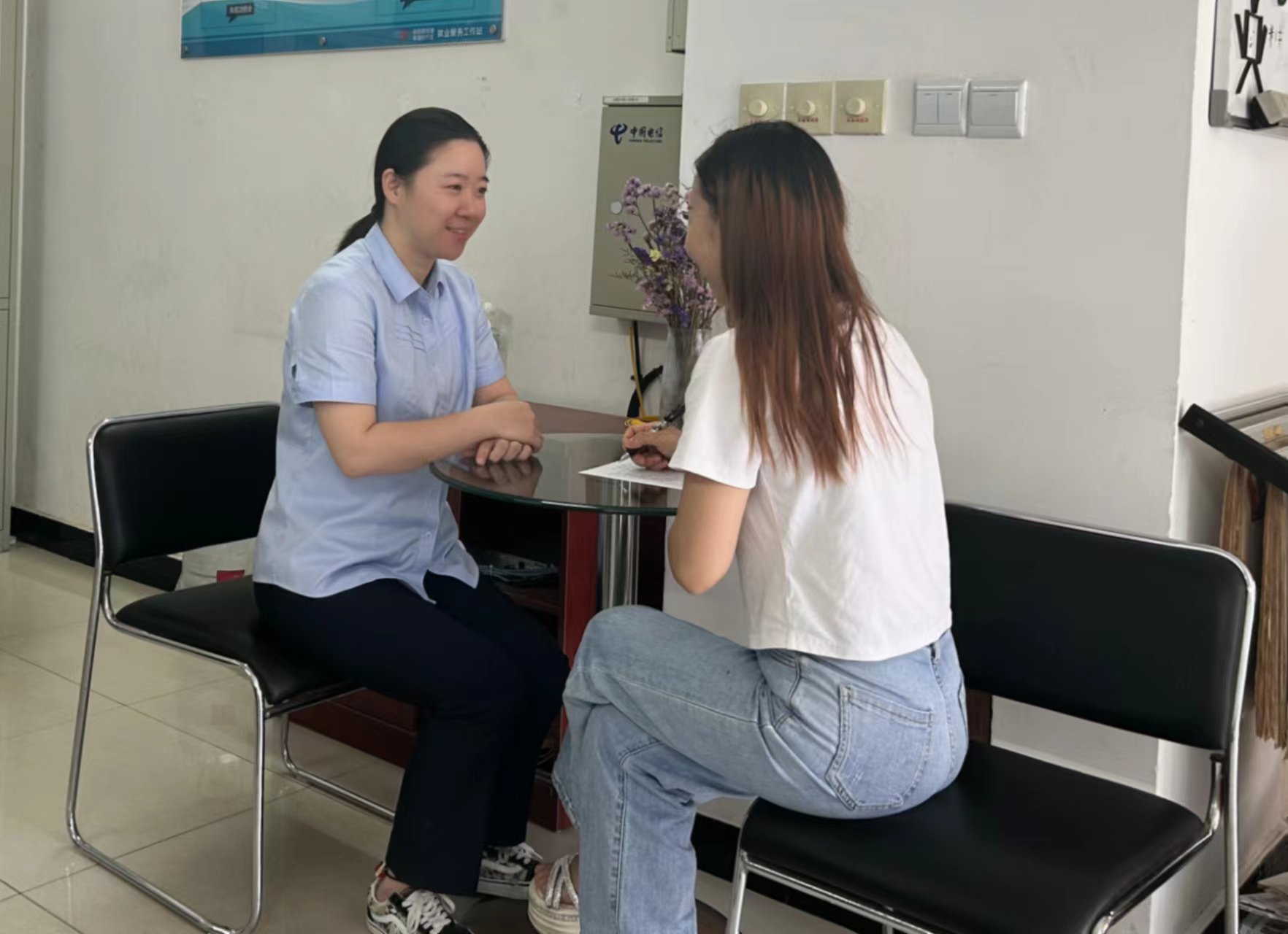 就业援助员正在与求职青年沟通。宏新 摄