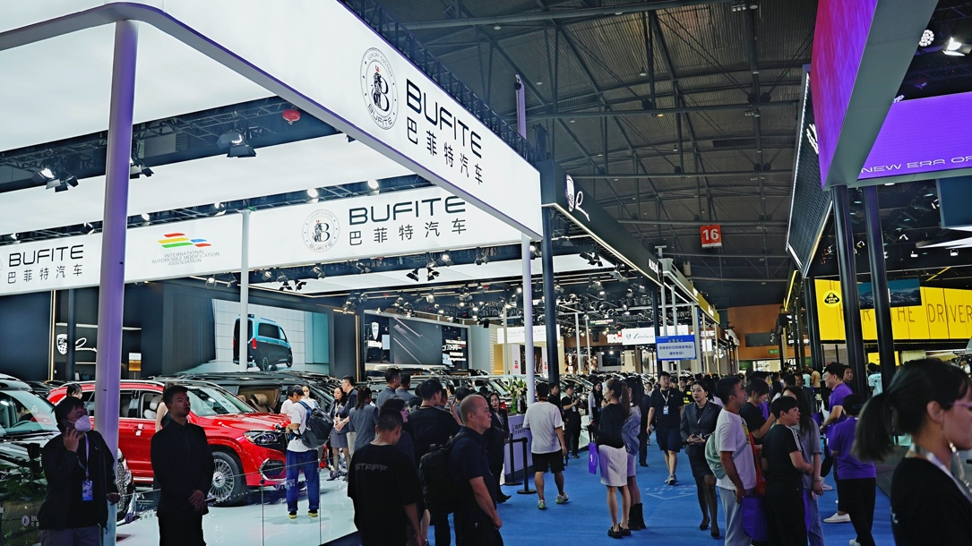 成都车展现场订单30+! 巴菲特汽车当之无愧的豪车馆“人气王”