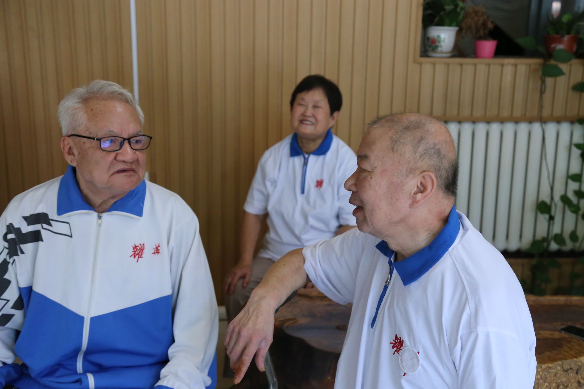 老人們在拍影片（左：卡爾爺爺，中：愛麗絲，右：波比）。受訪者供圖