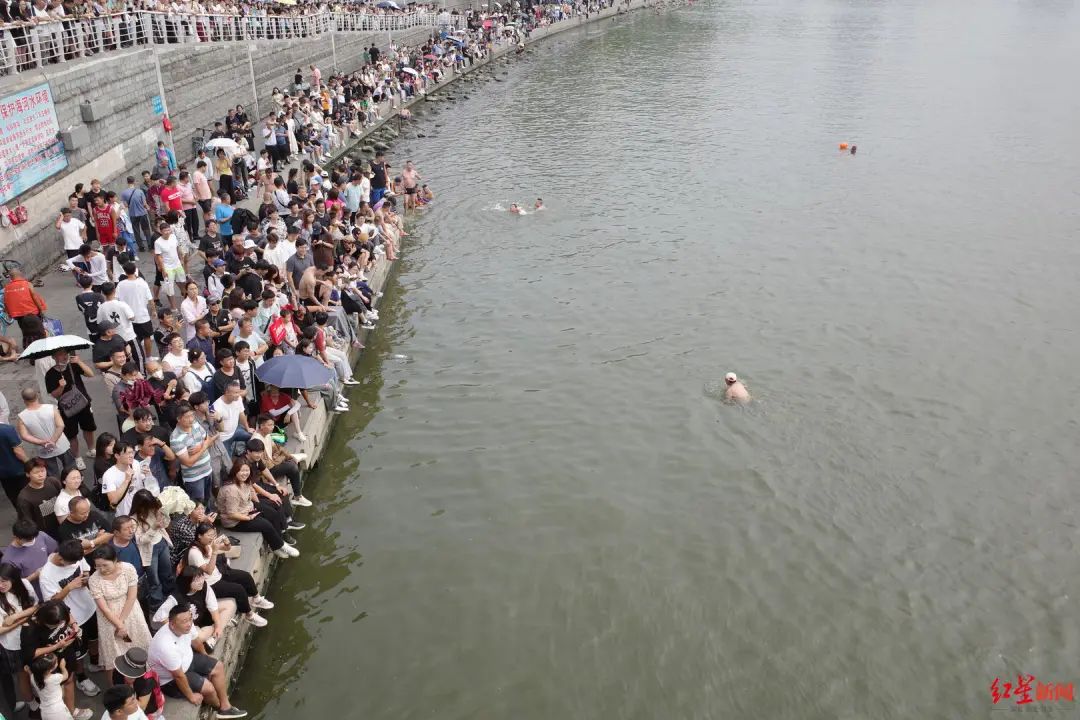 ▲人们在狮子林桥边围观跳水 付垚 摄