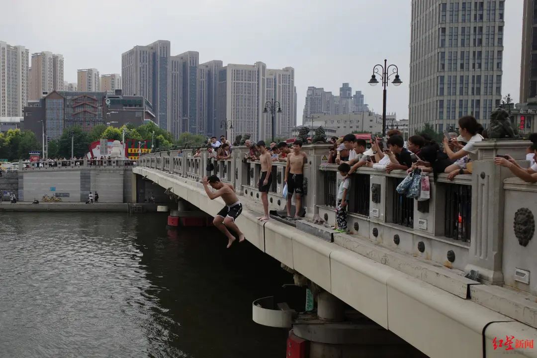 ▲在狮子林桥跳水的市民 付垚 摄