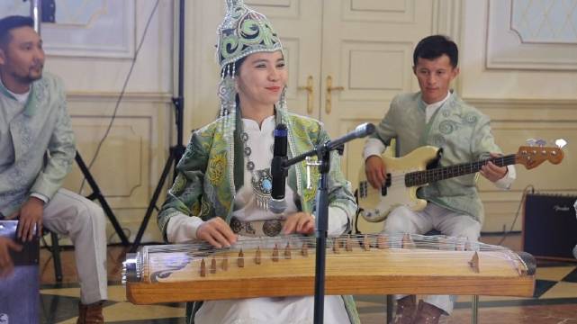 在阿斯塔纳站发车仪式上，来自哈萨克斯坦本土音乐人的演出……