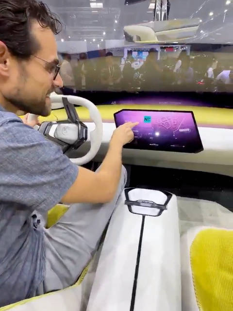 宝马纯电动概念车Vision Neue Klasse的“两指飞屏”……