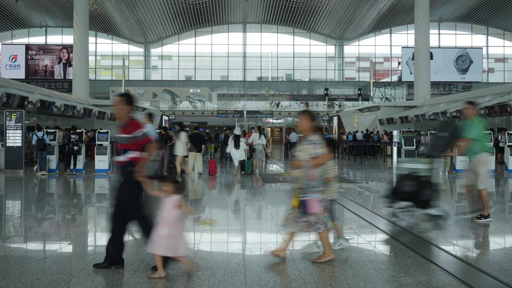 2023年6月1日,广州,白云机场T2航站楼出行旅客络绎不绝。视觉中国 资料图