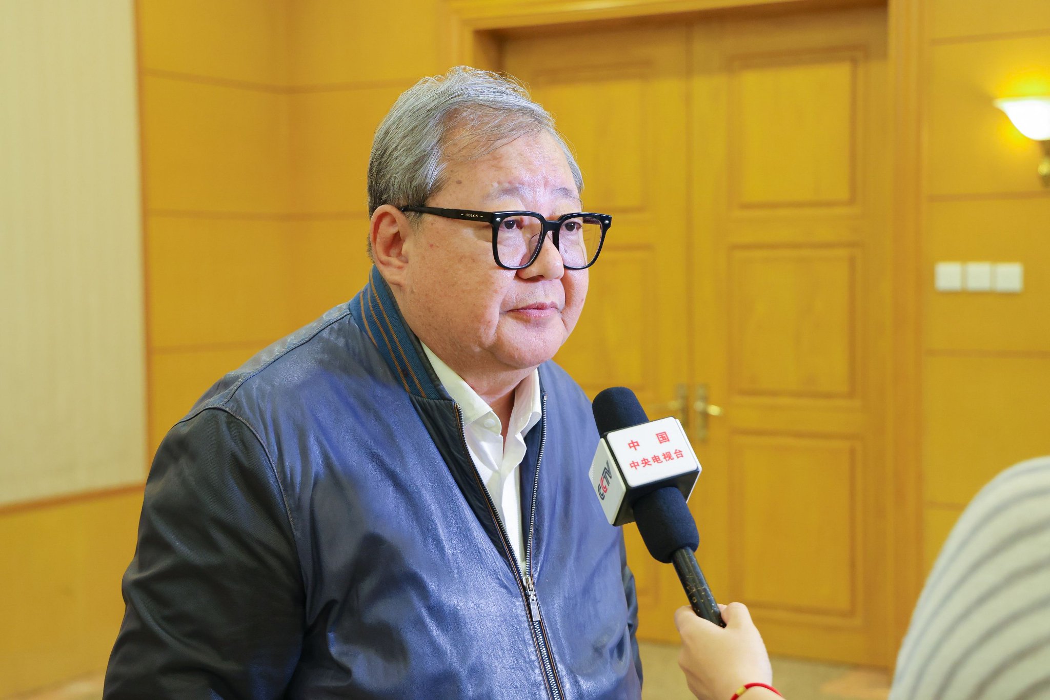 长诗《大河》作者、著名诗人吉狄马加
