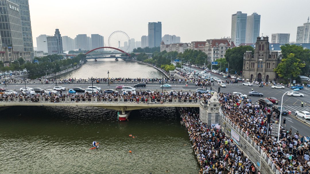 2023年9月3日，“火出圈”的天津跳水大爺吸引無數遊客現場圍觀打卡。視覺中國 圖
