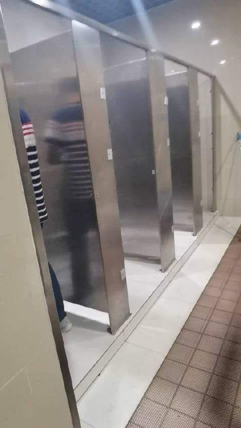 男童进女厕所合适吗 妈妈带男孩上女厕的争议