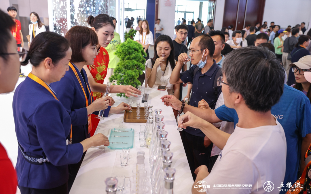 ▲北京国家会议中心——五粮液展厅勾调技艺展示与互动。企业供图