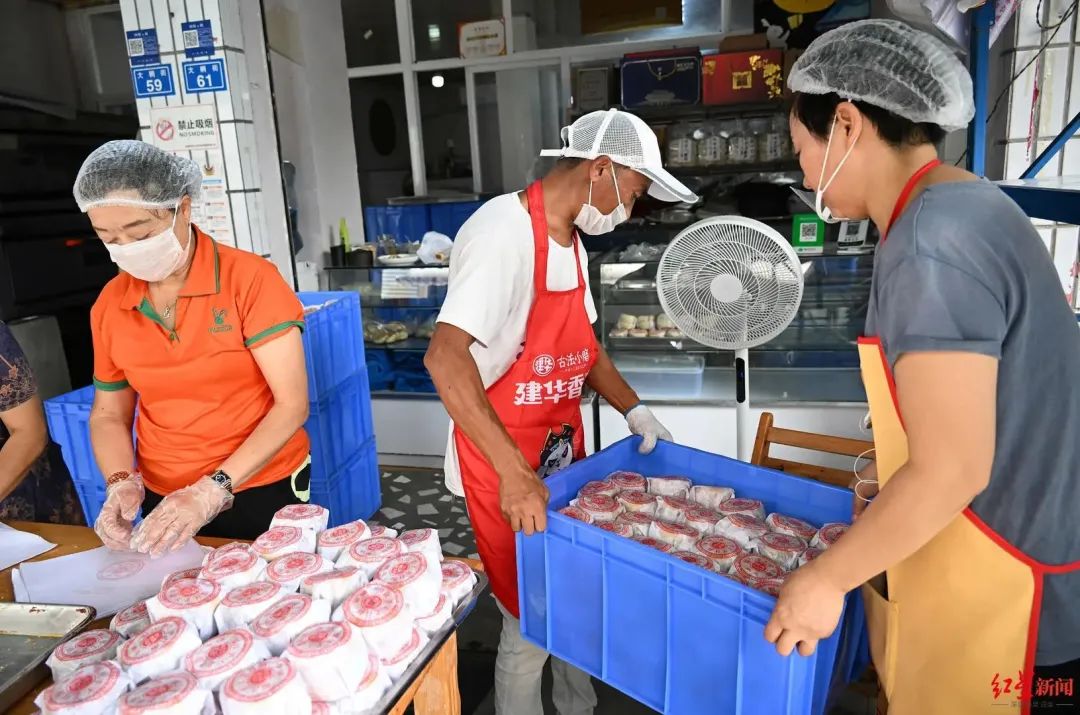 ▲工作人员正在搬运成品月饼