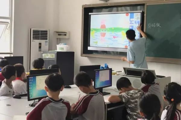 宋某某执教《电脑小画家》。图自微信公众号“长沙市岳麓区博才梅溪湖小学”
