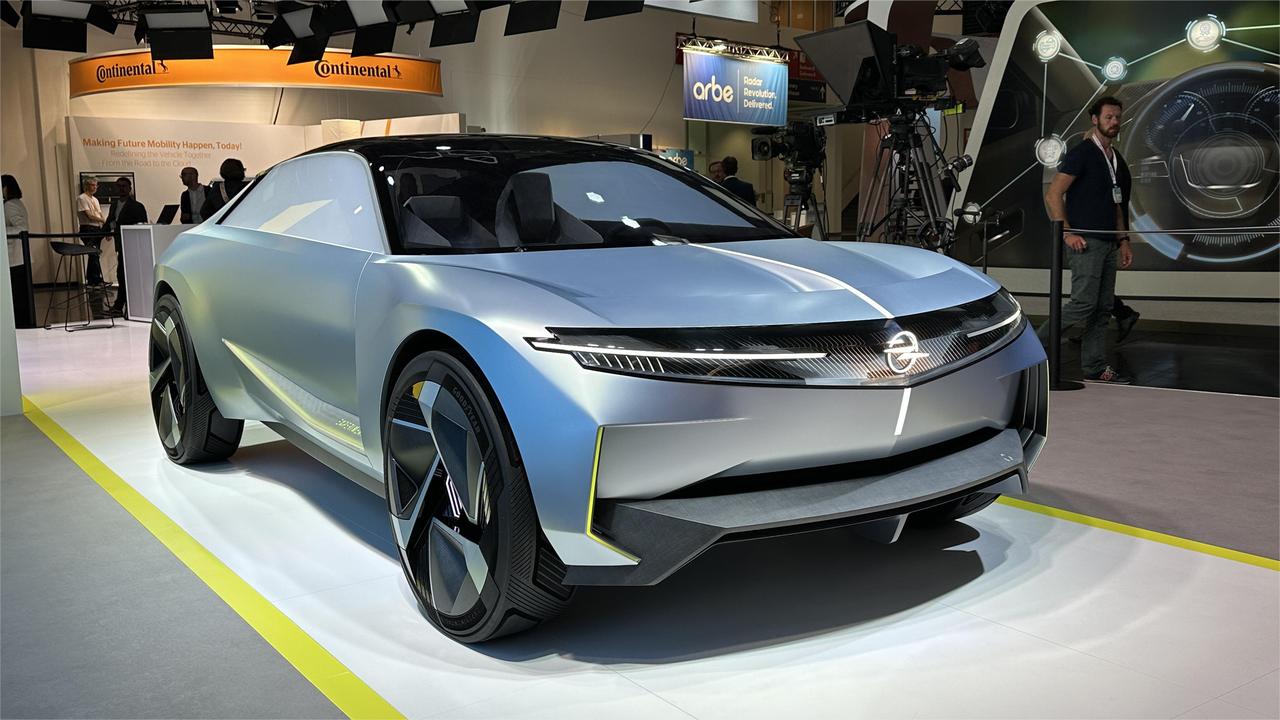 十字光芒闪耀的概念车，充满未来设计元素，科技感十足