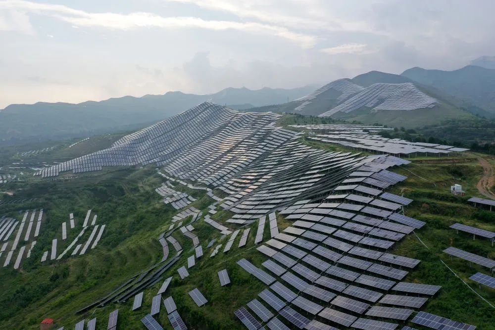 这是在山西省芮城县学张乡拍摄的光伏电站(无人机照片,7月12日摄)。 新华社记者 詹彦 摄