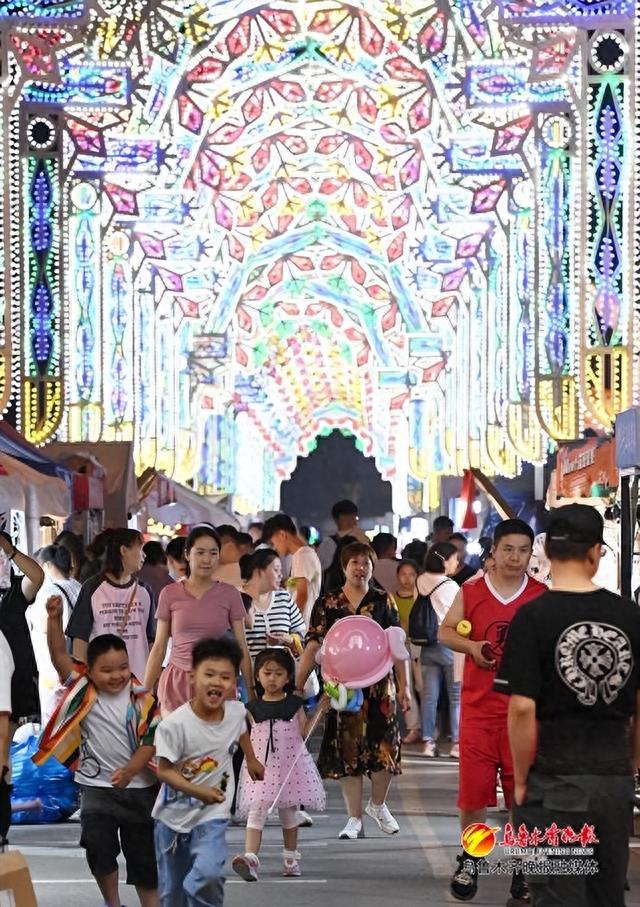 游客在长春南路Meet·花田夜巷逛街休闲。资料图片