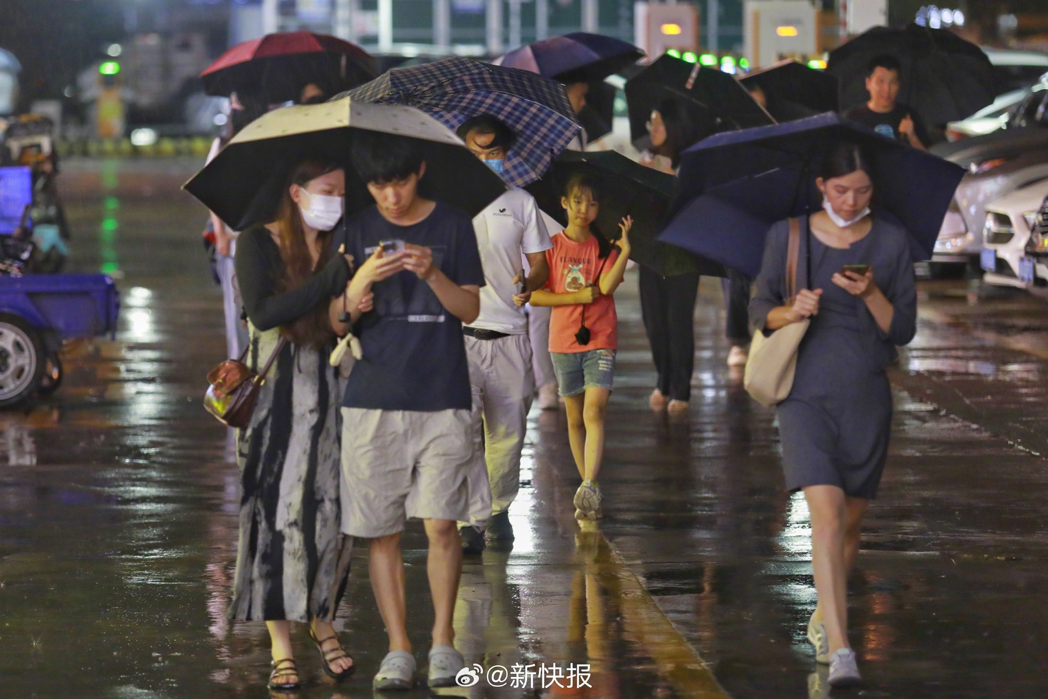 广州暴雨致地铁13号线停运！黄埔区、增城区停课！_手机新浪网