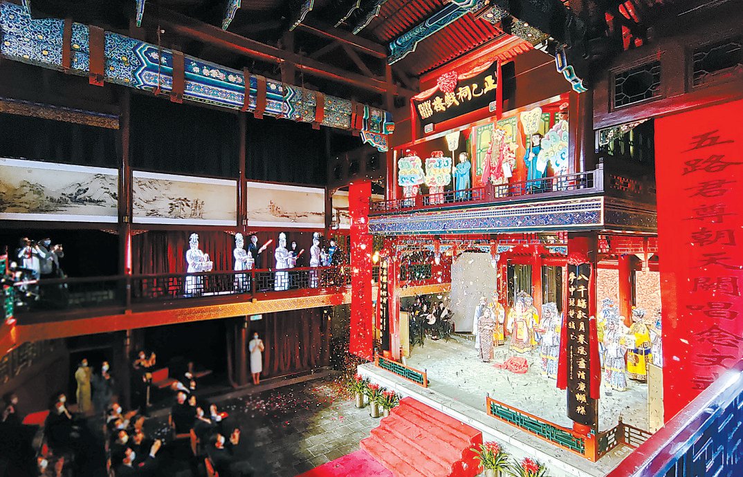百年老戏楼正乙祠演出现场。 本报记者 方非摄