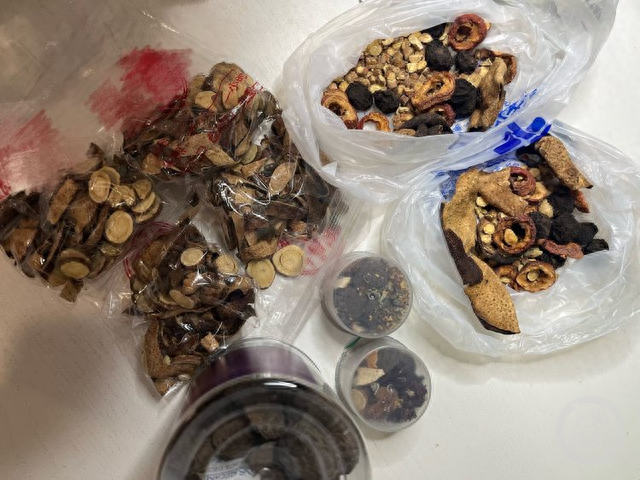 △上游新闻记者记者在药店购买的酸梅汤材料