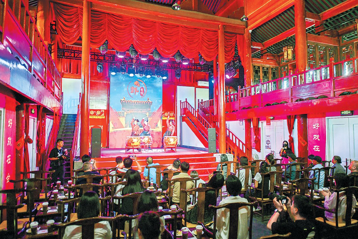 近两年来,颜料会馆迎来一批量身定制的演出,包括昆曲、评剧、河北梆子、杂技、相声等,场场满座,深受欢迎。 本报记者 邓伟摄