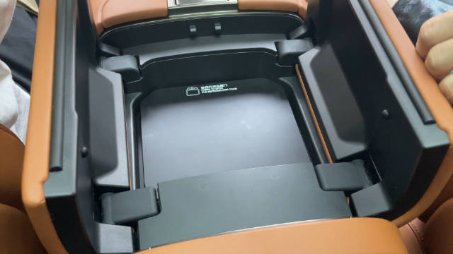 仰望U8在前排中央扶手处的4.5L车载冰箱……