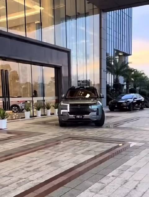 比亚迪仰望U8路人视角实拍，这颜值能打几分？