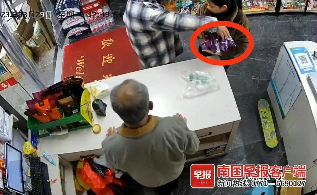 ▲今年3月,一男子从店员手上抢走过期商品,执意要买过期商品的监控截图。