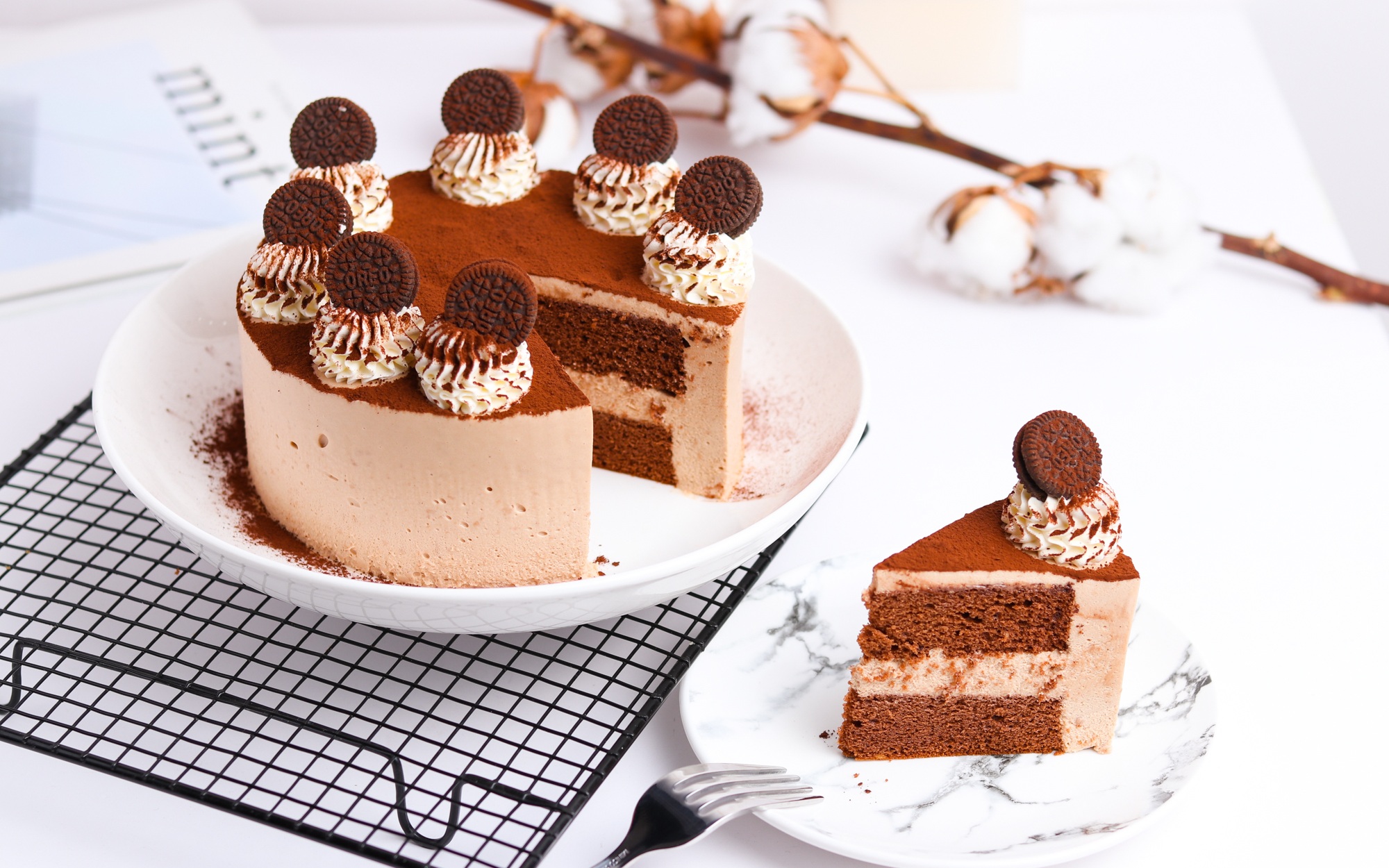 美味的三重巧克力慕斯甜点图片下载 - 觅知网