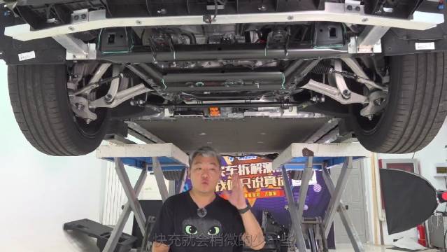 这辆售价只有高合Z一半的高合Y，底盘部分一点不含糊……