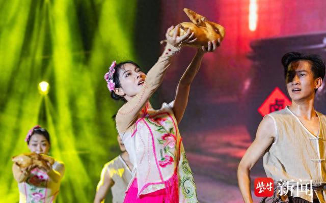 表演中的鸭元素无处不在。宋峤 摄