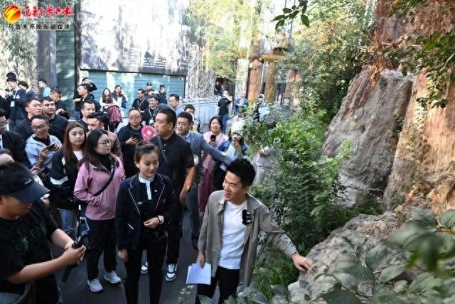 9月12日,在野马古生态园,东方甄选直播团队队员董宇辉通过直播向网友介绍硅化木相关信息。记者陈岩摄