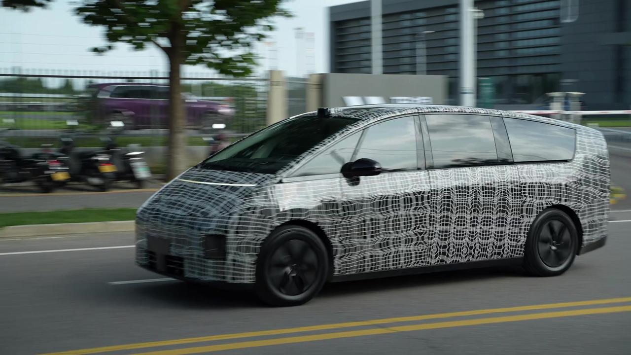 理想MEGA轻伪车上路了，和传统MPV造型相差很大，超低风阻