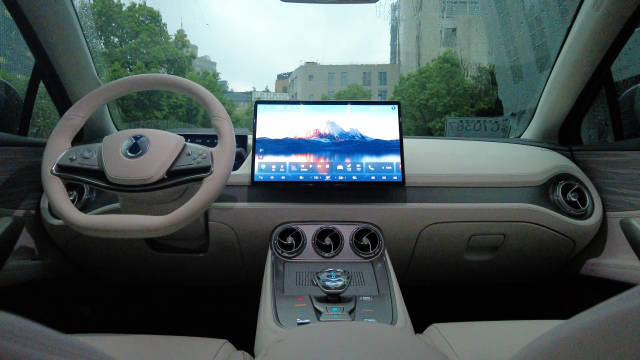 腾势N8座舱实拍，中控台中间有个叫做“星河流光”仪表板氛围灯……