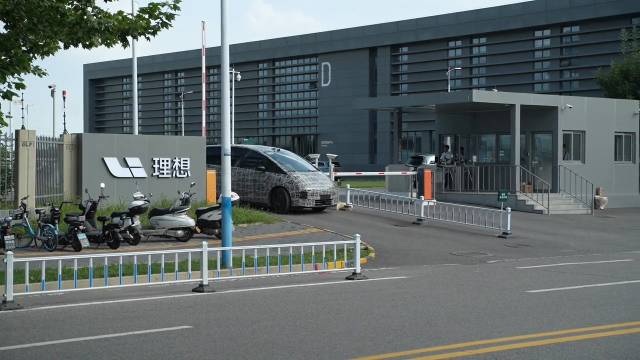 理想纯电MPV车型MEGA伪装车的路试视频曝光……