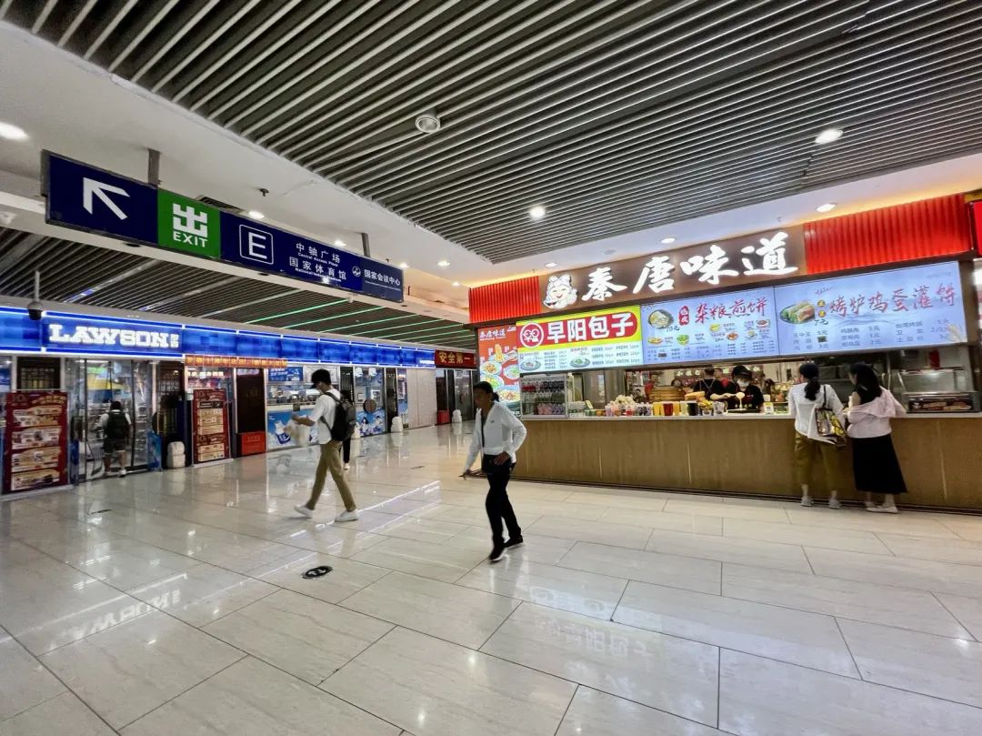 奥林匹克公园站E口的美食街人来人往