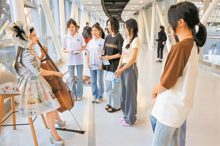 ▲9月13日下午,在深圳生活垃圾分类科普馆(龙岗馆),音乐演奏者身着环保服饰深情奏响美妙乐章。 深圳晚报记者 陈玉 摄