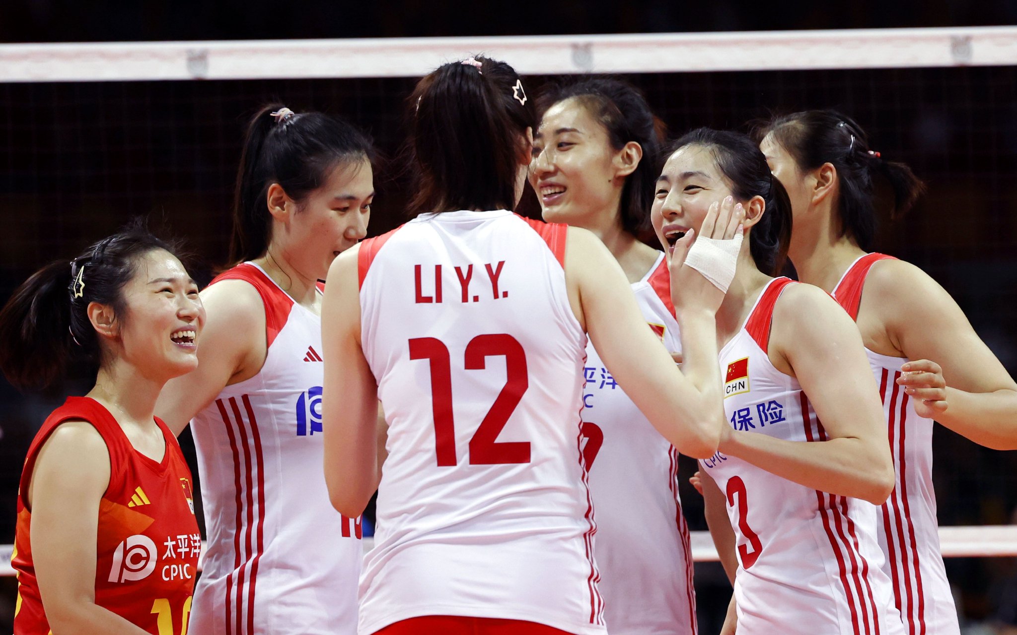 中國女排球員慶祝比賽勝利。 圖/新華社