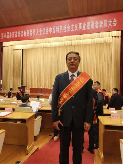 图:赵超在表彰大会现场接受表彰