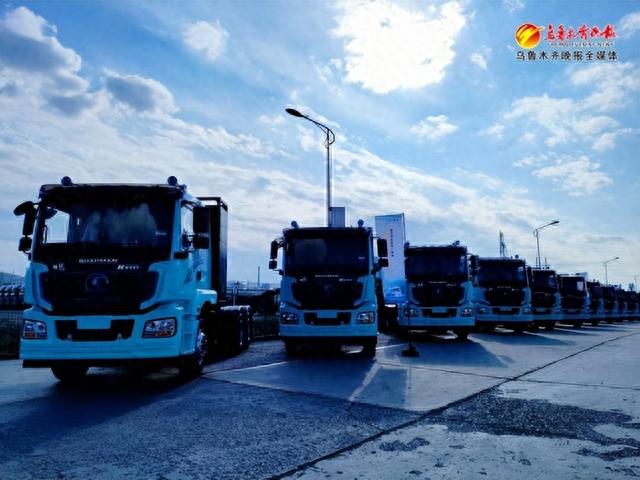 交付的新能源牵引车。记者唐红梅摄