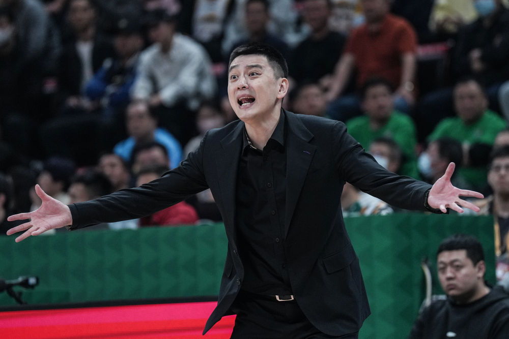 2022-2023賽季中國男子籃球職業聯賽（CBA）季後賽四分之一決賽首場比賽中，楊鳴在場邊指揮。新華社記者 潘昱龍 攝