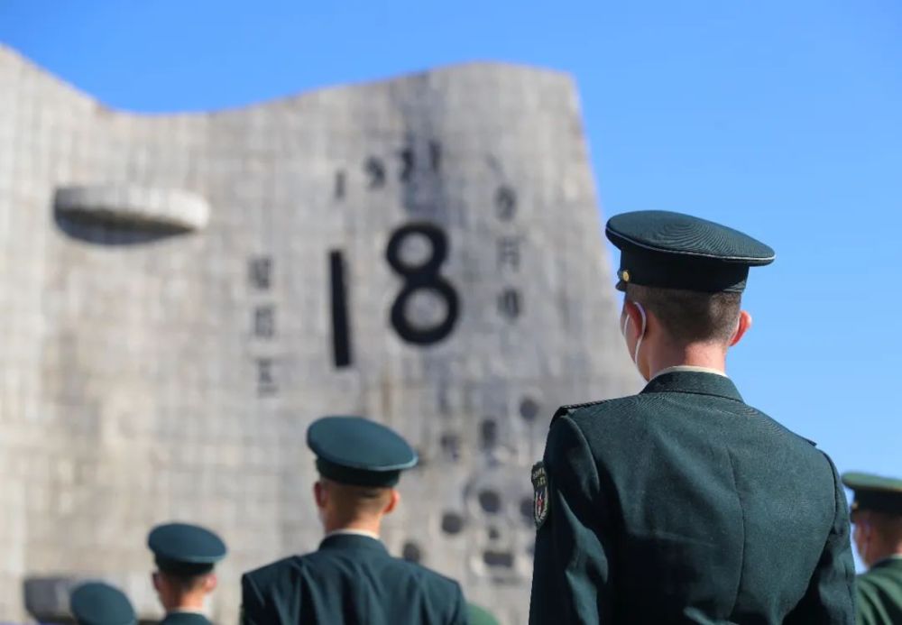 2022年9月18日上午,勿忘九一八撞鍾鳴警儀式在瀋陽“九一八”曆史博物館殘曆碑廣場舉行。新華社記者 楊青 攝