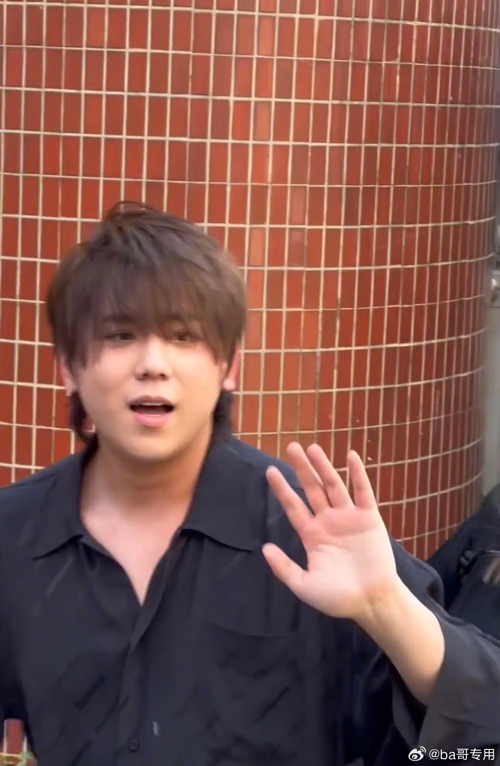 这个抱孩子的演员叫什么？