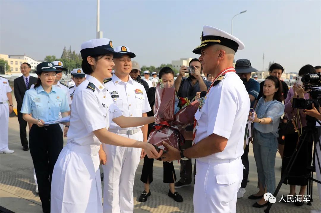 中方向来访的秘方舰长阿尔塞上校献花