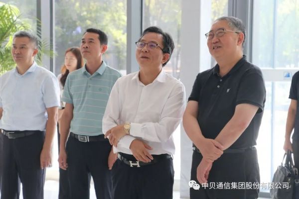 中贝通信董事长李六兵与蜀山经开区书记卢磊参观交谈