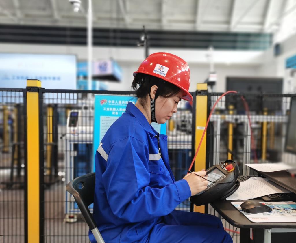 9月16日,選手參加工業機器人系統操作賽項比賽。(新華社記者 劉惟真 攝)